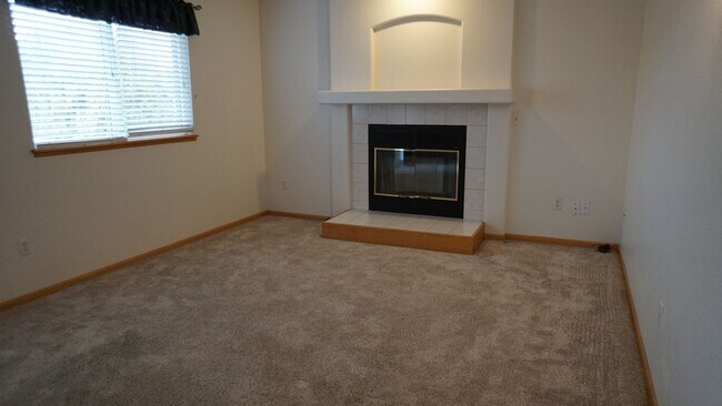 Building Photo - Spacious 3 bed 2.5 Bath, Split-Level Home in South Fort Collins!