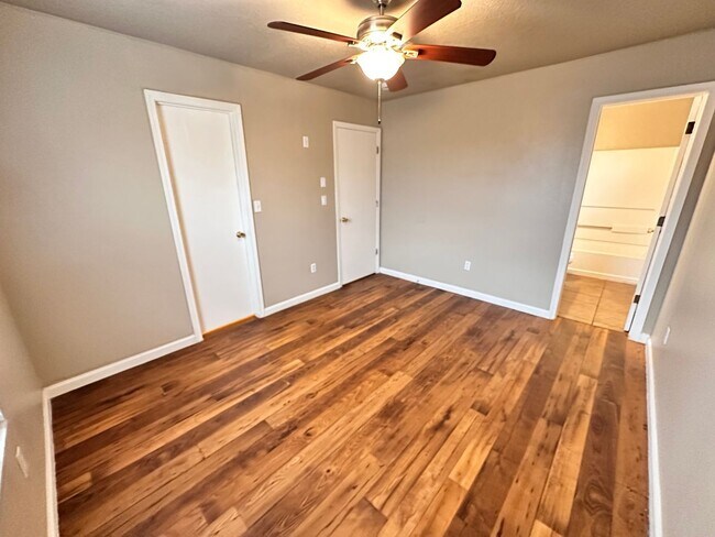 Building Photo - 3 Bedroom 2 Bathroom with 2 Car Garage