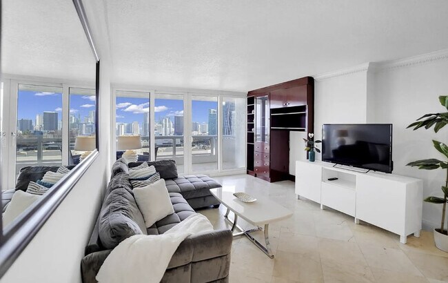 Primary Photo - 1717 N Bayshore Dr