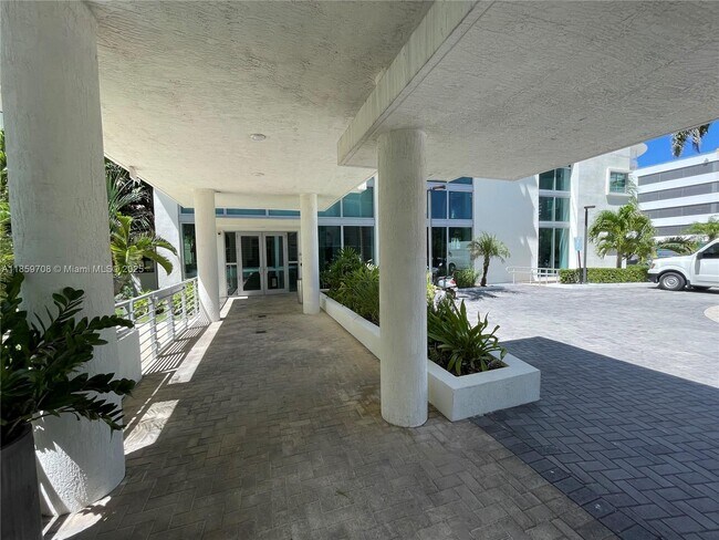 Building Photo - 6620 Indian Creek Dr