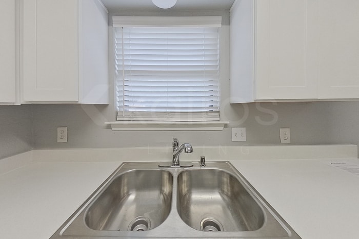 Building Photo - 1117 Saturn Dr