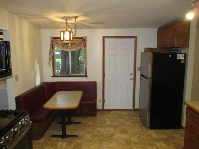 Building Photo - 2 bedroom 1 bathroom Apartment close to Do...