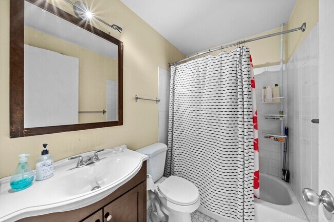 Building Photo - 899 S Plymouth Ct