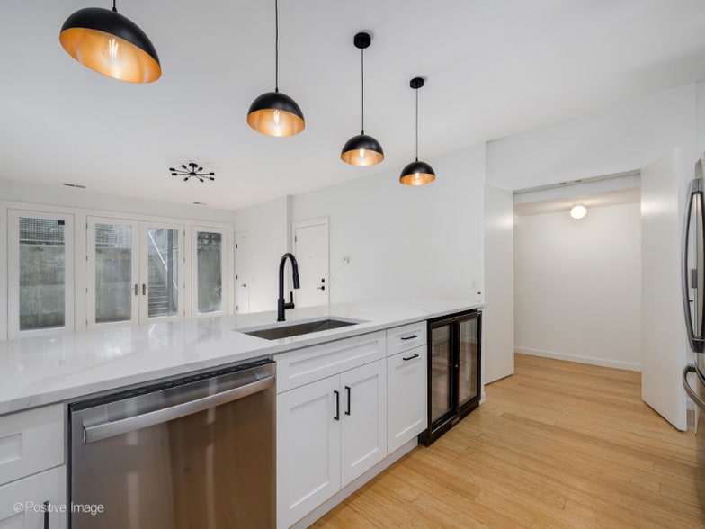 Building Photo - 842 N Wolcott Ave