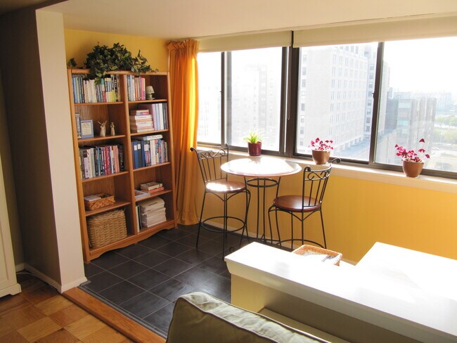 Building Photo - 2 Hawthorne Pl