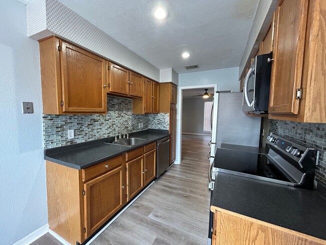 Building Photo - Gorgeous 2-Story Townhouse