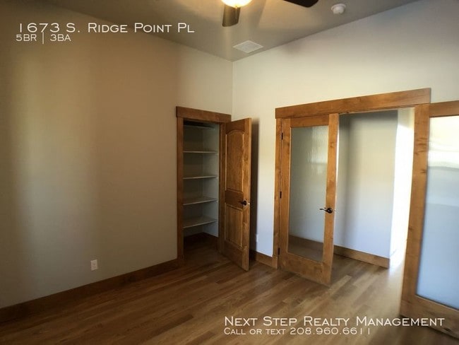 Building Photo - 5 bed 3 bath - Right Next to Table Rock