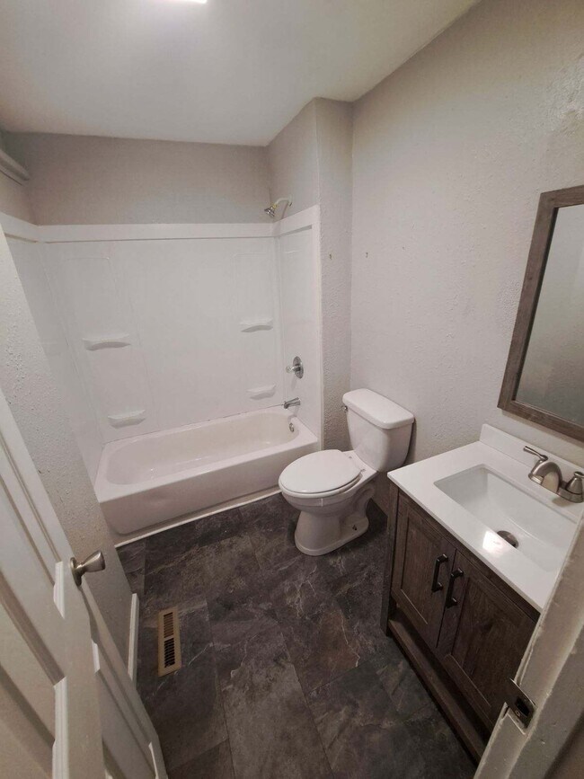 Building Photo - 412 N Hawthorne St