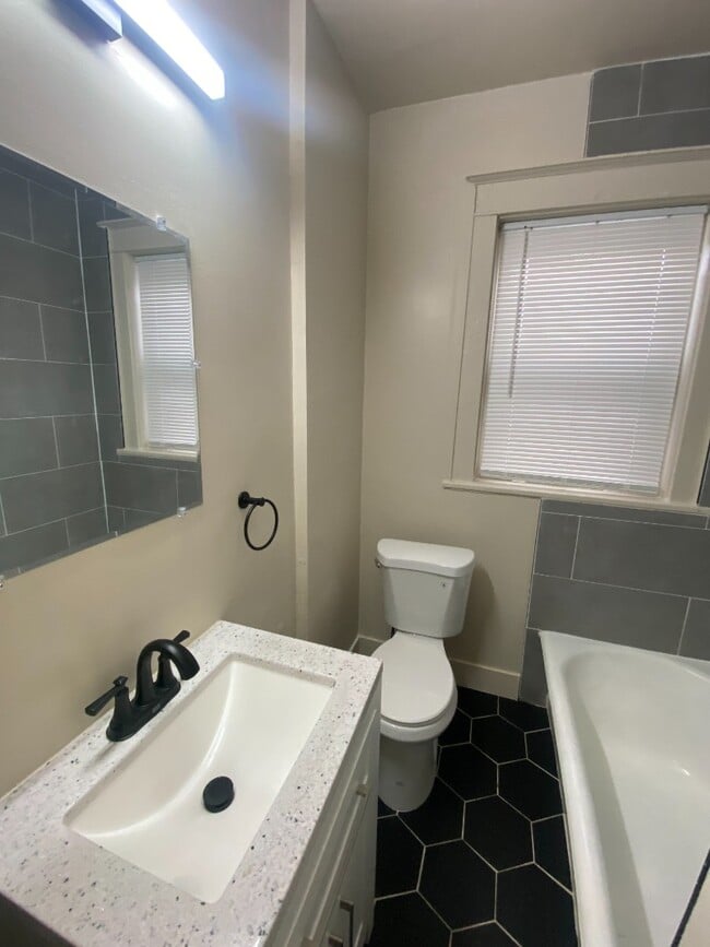 Building Photo - 2037B Maury