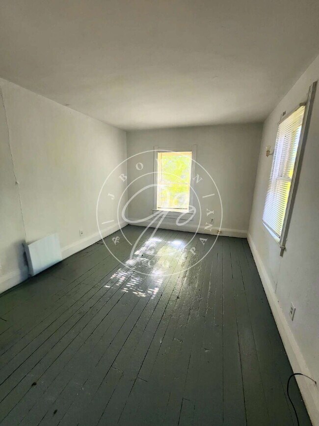 Building Photo - 2nd floor 2 bed- Spacious with full 3 seas...