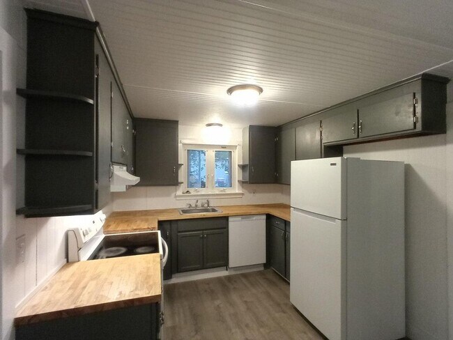 Building Photo - 209 3rd St