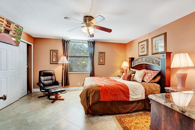 Building Photo - 450 Egret Cir
