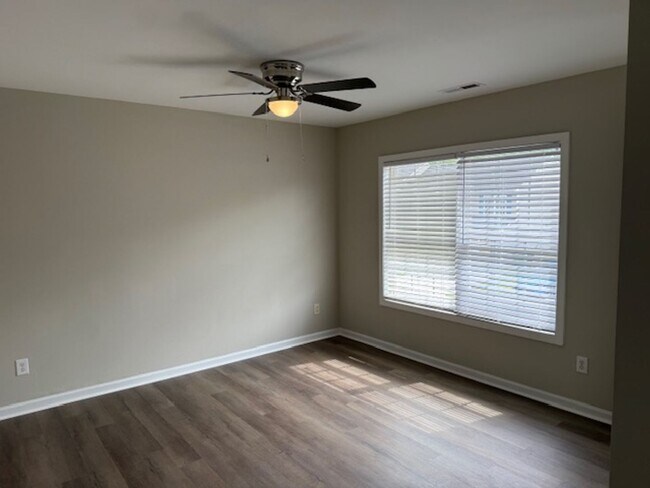 Building Photo - Available Now! MUST SEE!