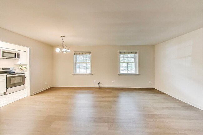 Building Photo - Convenient and Stylish 2-bedroom close to ...