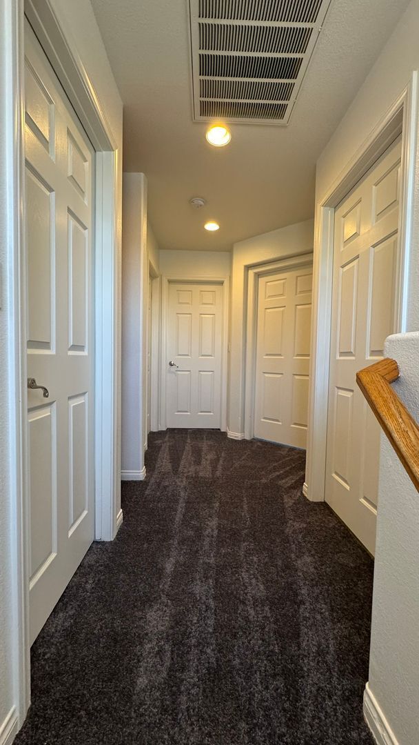 Building Photo - SW 2 story 4 bdrm Large yard