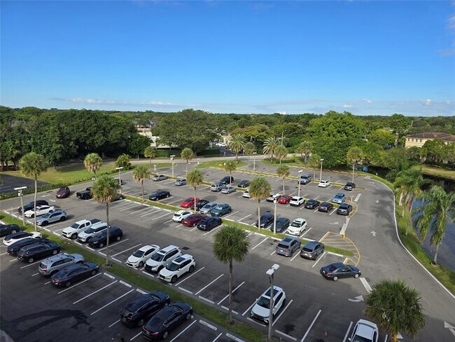 Building Photo - 250 Jacaranda Dr