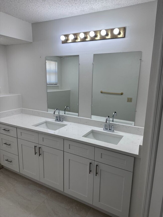 Building Photo - SANDPOINTE TOWNHOMES