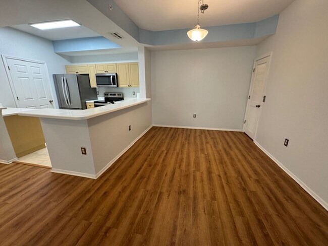 Building Photo - 2 bedroom 2 bathroom Condo In Enclave at C...