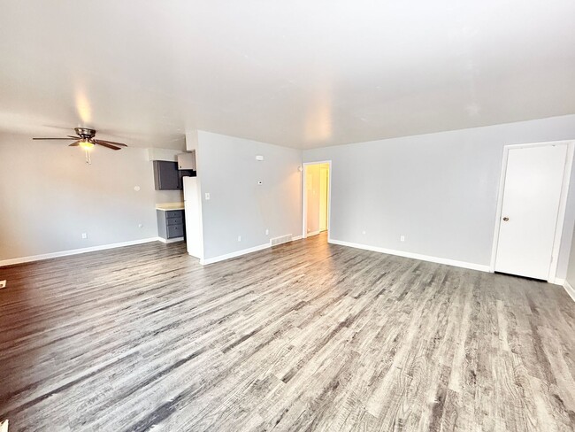 Building Photo - $500 off your 2nd months rent!