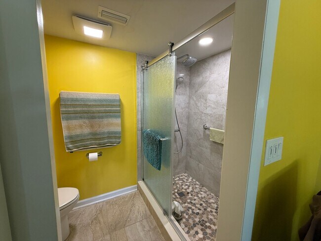 Building Photo - 2 Bedroom 2 Bath Ground Floor Condo Centra...