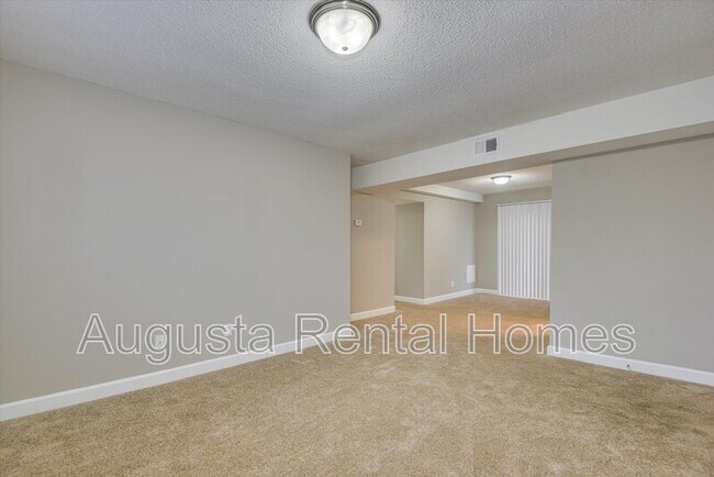 Building Photo - 2905 Arrowhead Dr