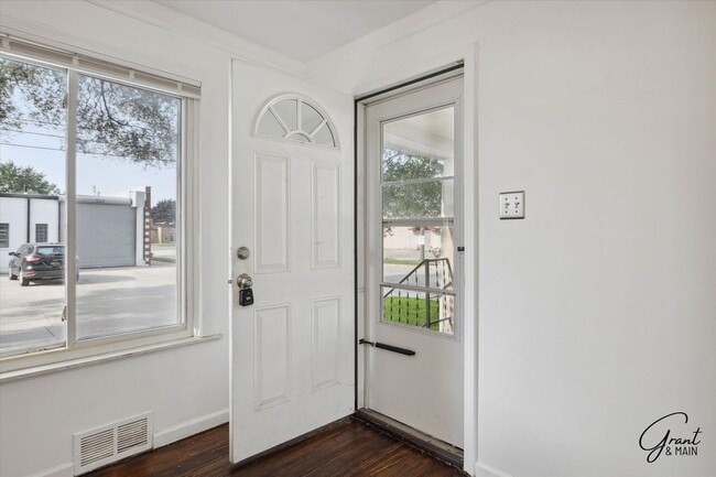 Building Photo - $1,200 - 3 Bed / 1 Bath House in Eastpointe