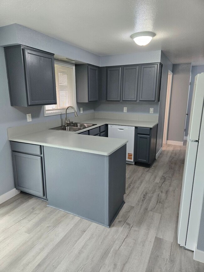 Building Photo - All like NEW Inside ! Great walk & bike scores - Large fenced backyard !