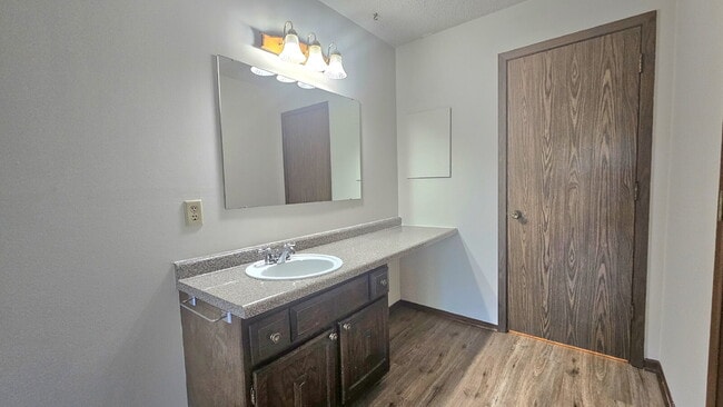 Building Photo - Well maintained 2-Bed 2-bath Oasis with Pool Access in Prime Bloomington Location 7-17