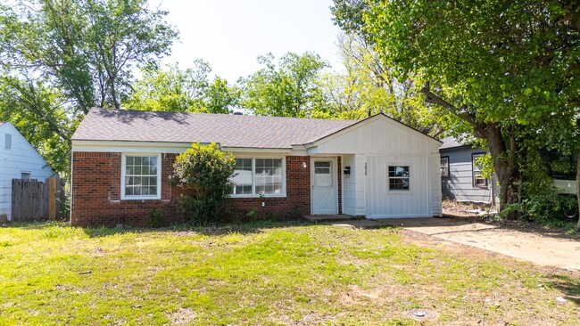 Building Photo - 4-Bedroom Must See!