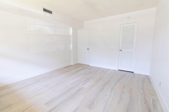 Building Photo - 4007 N Cypress Dr