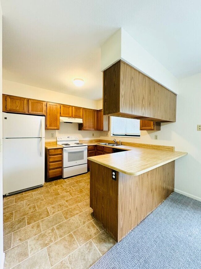 Building Photo - NEW Paint & Carpet! Cozy 2 Bedroom duplex ...