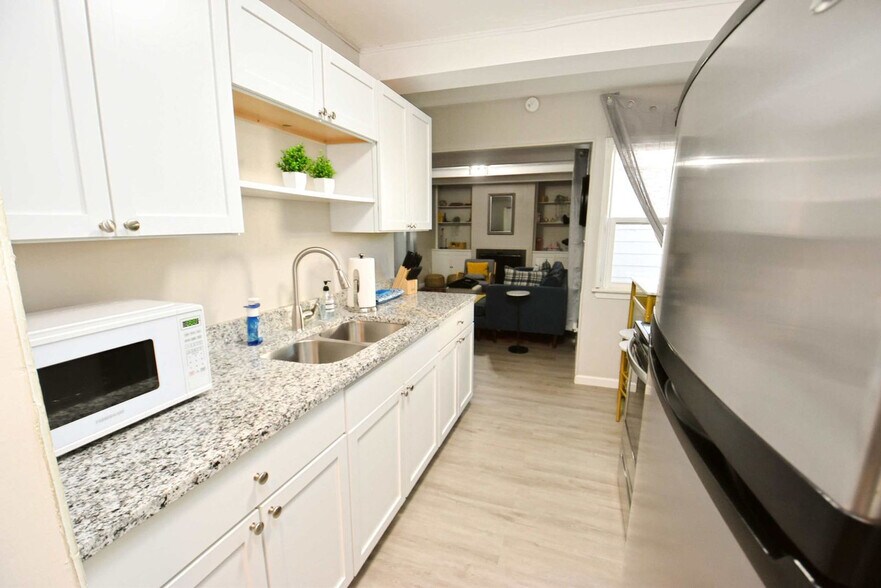 Building Photo - 815 N Twyckenham Dr