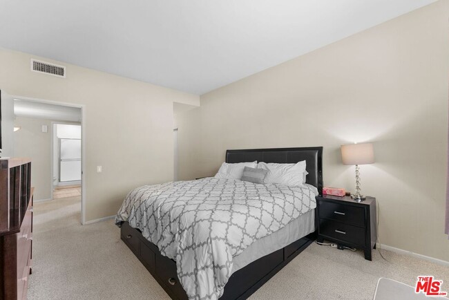 Building Photo - 612 S Barrington Ave