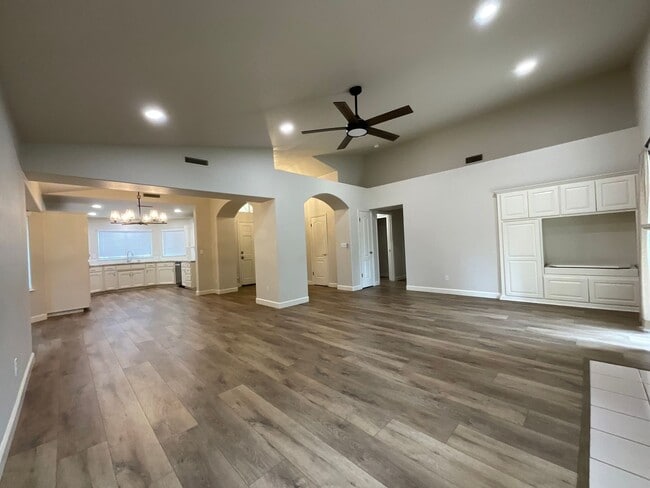 Building Photo - Updated Home In Established Northeast Fresno Neighborhood. Clovis Unified Schools!