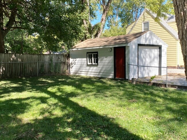 Building Photo - Three Bedroom Two Bathroom House For Rent