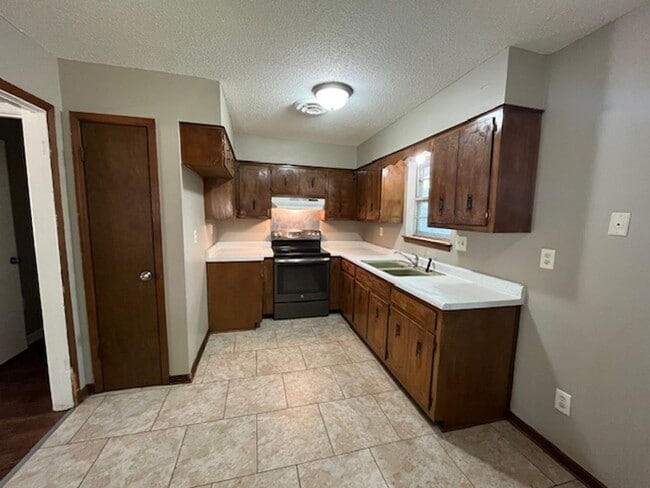 Building Photo - Renovated 3 Bedroom 1 Bath Home for Rent!