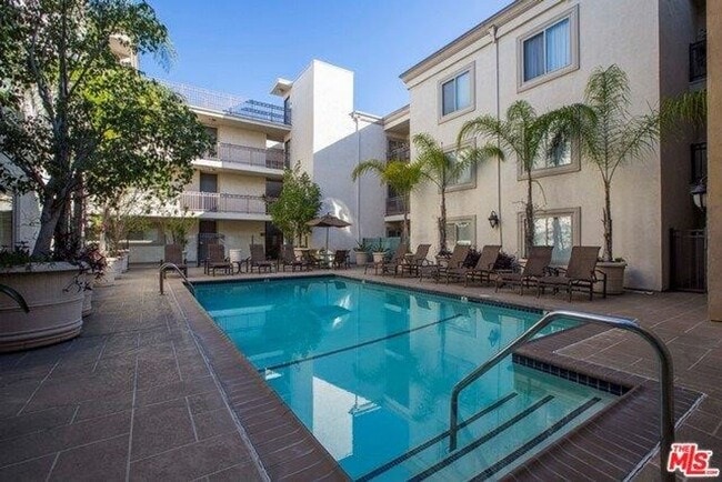 Building Photo - Prime location Studio near Cedars Sinai, B...
