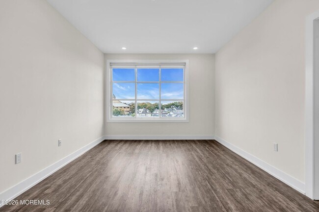 Building Photo - 521 Lakeview Ave
