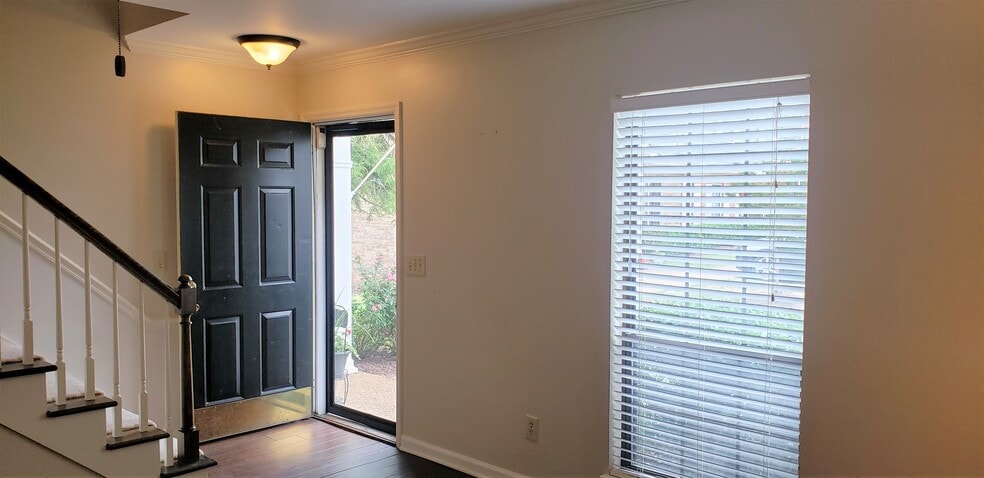 Front door from the living room - 1205 Brentwood Pt