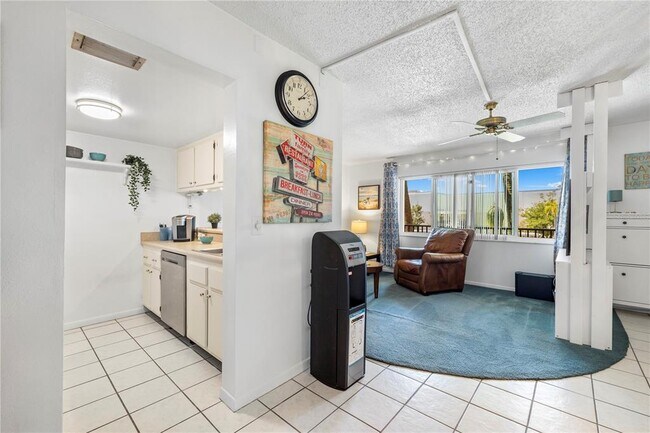 Building Photo - 2525 W Bay Dr