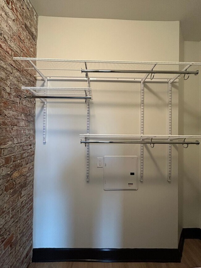 Building Photo - Adorable Studio Apartment in Downtown Omaha