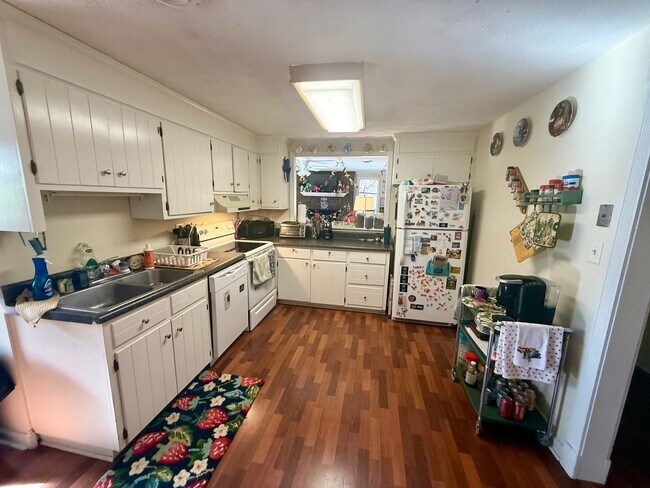 Building Photo - Eastside Home in Quiet Neighborhood