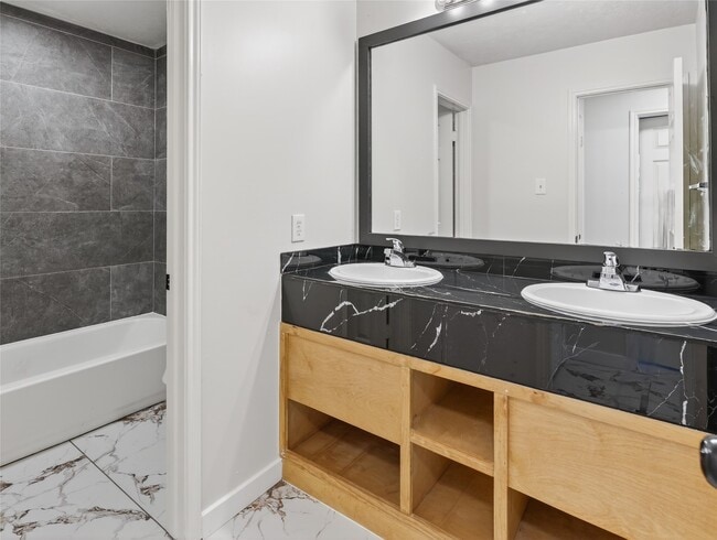 Building Photo - 4418 W Thunderwood Cir