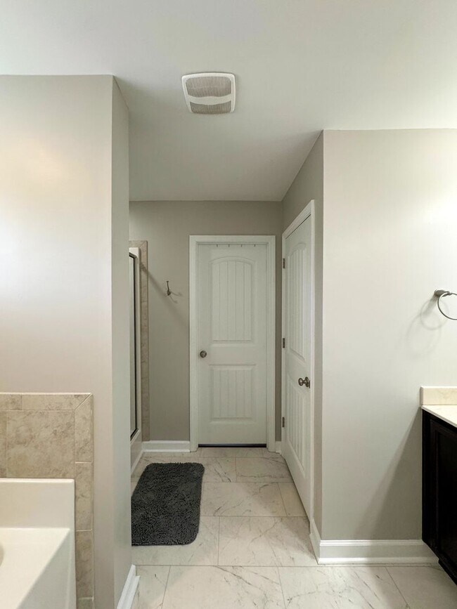 Building Photo - Gorgeous 4 Bed 2.5 Bath Home with Fenced Backyard