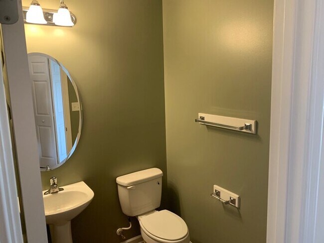 Building Photo - Great space in this 3 bedroom 2 and 1/2 bath end unit Townhome!