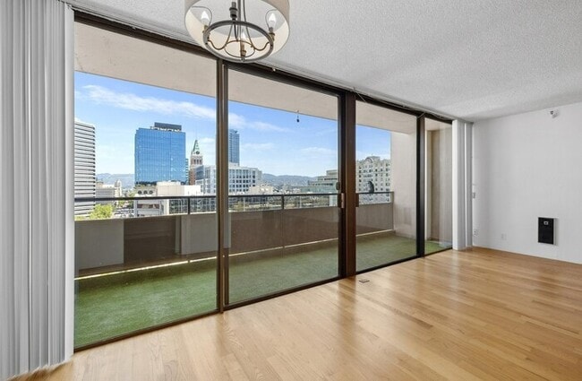 Building Photo - 2-Story 2BR Condo with Patio, In-Unit Laundry & Parking in Oakland Chinatown