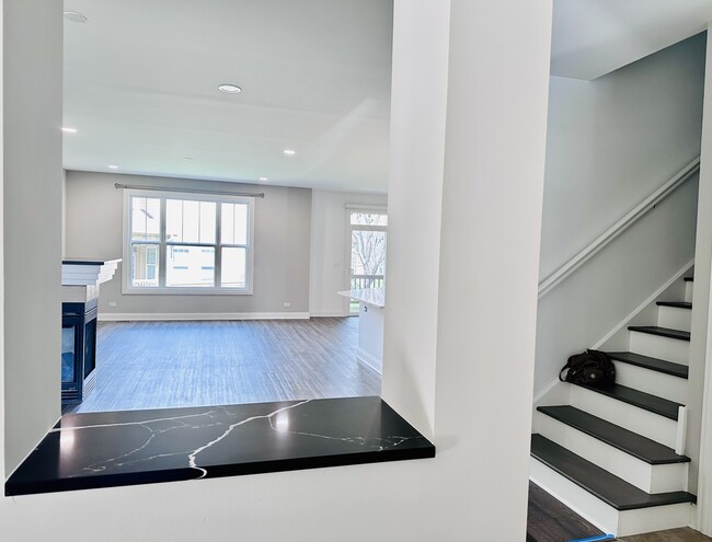 Building Photo - 1875 Crenshaw Cir