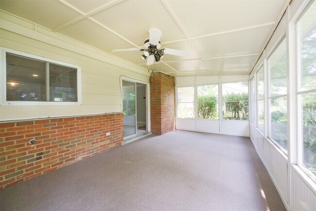 Building Photo - 427 Brass Lamp Dr