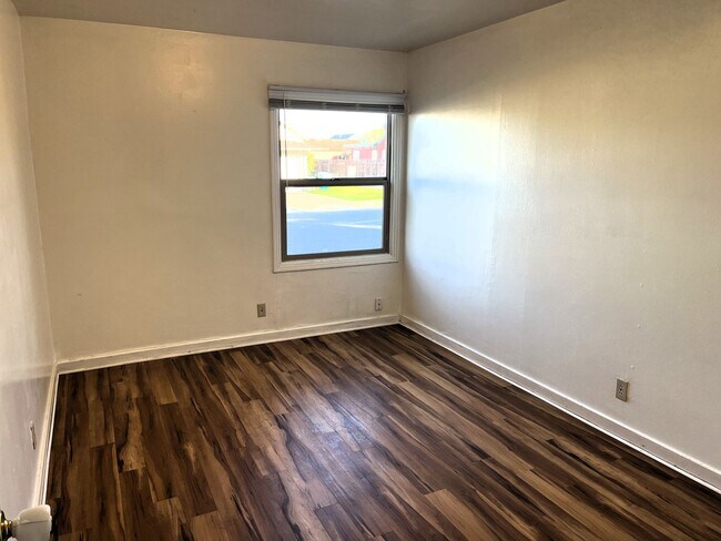 Building Photo - 905 W Harris St