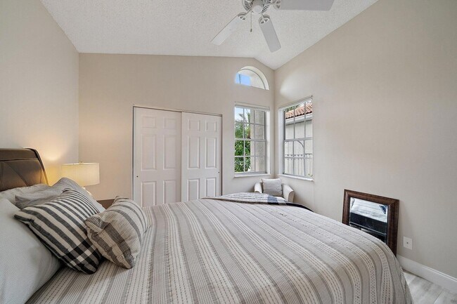 Building Photo - 6866 Briarlake Cir